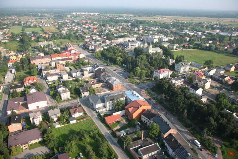 Gmina Radzymin. Zdjęcie z lotu ptaka na budynki, zielone drzewa. 