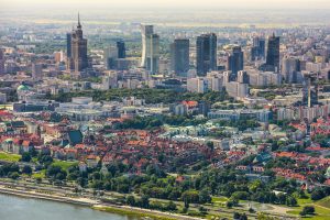 Widok na Warszawę z lotu ptaka: budynki, drzewa, bulwary nad Wisłą, Wisła