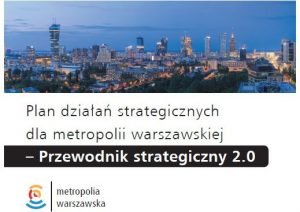 Zdjęcie okładki pierwszej strony dokumentu pn. Plan działań strategicznych dla metropolii warszawskiej – Przewodnik strategiczny 2.0. Na górze okładki zdjęcie Warszawy z lotu ptaka zrobione porą wieczorną