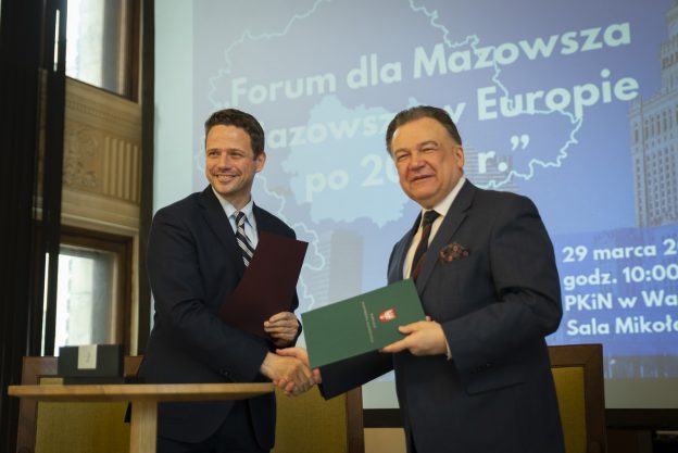 Marszałek Województwa Mazowieckiego Pan Adam Struzik ściska dłoń z Prezydentem m.st. Warszawy Panem Rafałem Trzaskowskim.