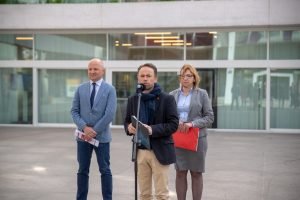 Na zdjęciu przemawia Zastępca Prezydenta Miasta Stołecznego Warszawy Pan Michał Olszewski, za nim dwie osoby, w tle ZODIAK Warszawski Pawilon Architektury