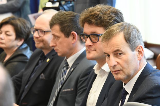 Zdjęcie osób siedzących na spotkaniu.